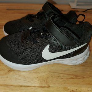 (BRAND NEW/NEVER WORN) Baby/Toddler Nike Revolution 6; Sz. 8C; Black & White